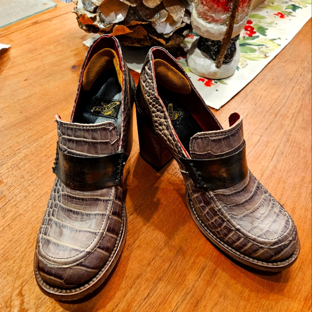 Freebird by Steven Bellevue, size 8, stone croco
